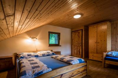 Spálňa s manželskou a 1-lôžkovou posteľou, Chata Alex, Bukovina