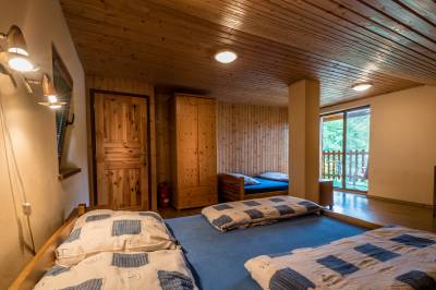 Spálňa s manželskou a 1-lôžkovou posteľou, Chata Alex, Bukovina