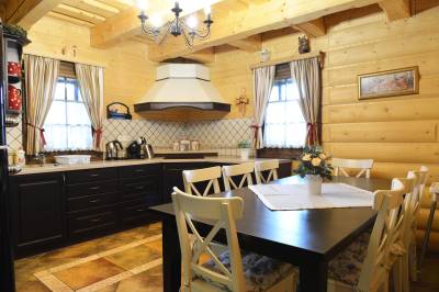 Chata Natália VIP - kuchyňa s jedálenským sedením, Chalúpkovo Resort, Liptovská Štiavnica
