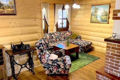 Chata Annuška - obývačka s gaučom a krbom, Chalúpkovo Resort, Liptovská Štiavnica