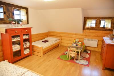 Chata Salatín - spálňa s manželskou a 1-lôžkovou posteľou a detský kútik, Chalúpkovo Resort, Liptovská Štiavnica
