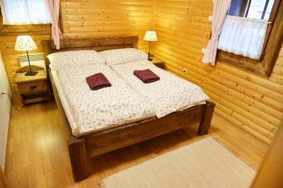 Chata Salatín - spálňa s manželskou posteľou, Chalúpkovo Resort, Liptovská Štiavnica