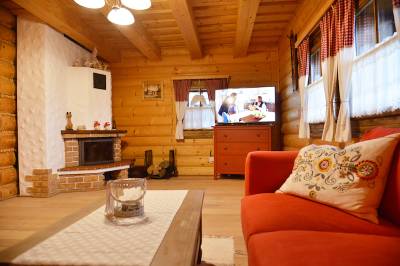 Chata Salatín - obývačka s gaučom, krbom a LCD TV, Chalúpkovo Resort, Liptovská Štiavnica