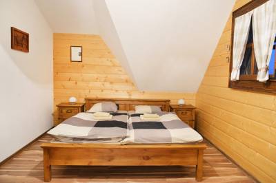 Chata Malinô - spálňa s manželskou posteľou, Chalúpkovo Resort, Liptovská Štiavnica