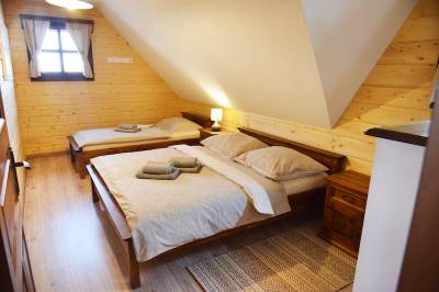 Chata Srdiečko - spálňa s manželskou a 1-lôžkovou posteľou, Chalúpkovo Resort, Liptovská Štiavnica