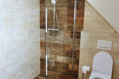Chata Srdiečko - kúpeľňa so sprchovacím kútom a WC, Chalúpkovo Resort, Liptovská Štiavnica