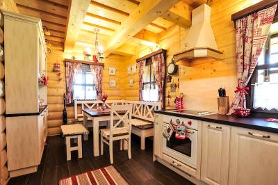 Chata Romanka - kuchyňa s jedálenským sedením, Chalúpkovo Resort, Liptovská Štiavnica