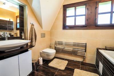 Chata Romanka - kúpeľňa s vaňou a WC, Chalúpkovo Resort, Liptovská Štiavnica