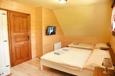Chata Maco - spálňa s manželskou a 1-lôžkovou posteľou, Chalúpkovo Resort, Liptovská Štiavnica