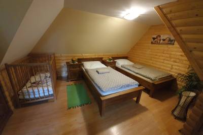 Chata Lúčny hríb - spálňa s 1-lôžkovými posteľami a detskou postieľkou, Chalúpkovo Resort, Liptovská Štiavnica