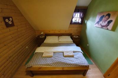 Chata Lúčny hríb - spálňa s manželskou posteľou, Chalúpkovo Resort, Liptovská Štiavnica