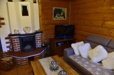 Chata Lúčny hríb - obývačka s gaučom, TV a krbom, Chalúpkovo Resort, Liptovská Štiavnica