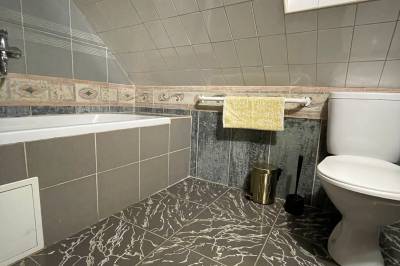 Kúpeľňa s vaňou a WC, Chata Kokava Línia tour, Kokava nad Rimavicou
