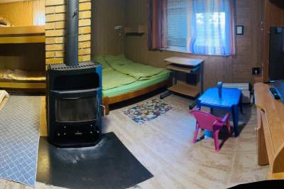 Spálňa s poschodovou a manželskou posteľou a kachľami, Chata Kokava Línia tour, Kokava nad Rimavicou