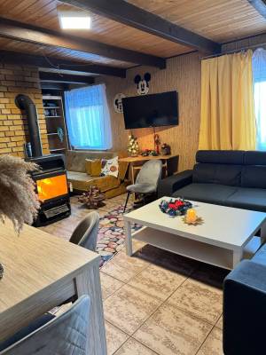 Obývačka s gaučom, TV a kachľami, Chata Kokava Línia tour, Kokava nad Rimavicou