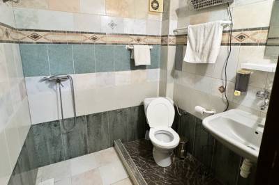 Kúpeľňa so sprchovacím kútom a WC, Chata Kokava Línia tour, Kokava nad Rimavicou