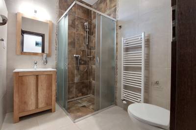 Kúpeľňa so sprchovacím kútom a WC, Villa Liptovská Mara, Liptovská Anna