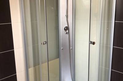 Kúpeľňa so sprchovacím kútom, Drevenica Viktória, Liptovská Osada