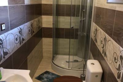 Kúpeľňa so sprchovacím kútom a toaletou, Drevenica Viktória, Liptovská Osada