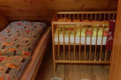 Spálňa s 1-lôžkovou posteľou a detskou postieľkou, Chata Volko, Ružomberok