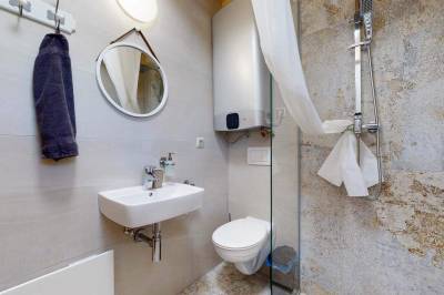 Apartmán na prízemí - kúpeľňa so sprchovacím kútom a toaletou, Chata Pri Jazere, Leštiny