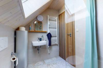 Apartmán na poschodí - kúpeľňa so sprchovacím kútom a toaletou, Chata Pri Jazere, Leštiny
