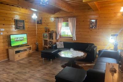 Obývačka s gaučom a TV, Drevenica na Liptove, Liptovské Sliače