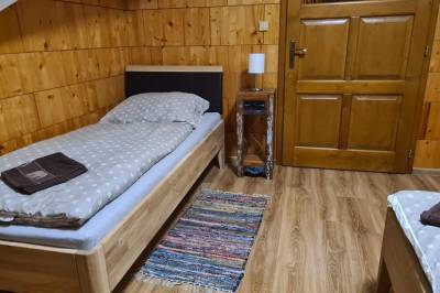 Spálňa s 1-lôžkovou a manželskou posteľou, Chata Chrumka, Horný Slavkov