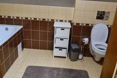 Kúpeľňa s vaňou a toaletou, Chata Chrumka, Horný Slavkov