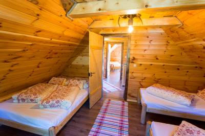 Spálňa s manželskou posteľou a samostatnými lôžkami, Chata Jaška, Hruštín