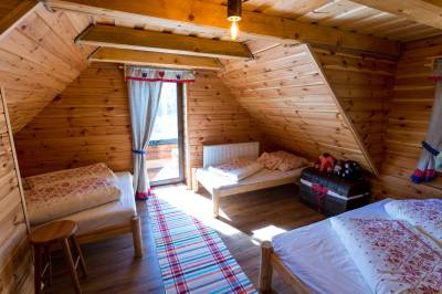 Spálňa s manželskou posteľou a samostatnými lôžkami, Chata Jaška, Hruštín