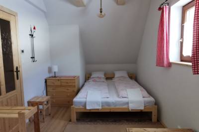 Apartmán č. 2 - spálňa s manželskou posteľou, Chata Hôrka, Zálesie