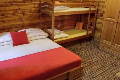 Spálňa s manželskou a poschodovou posteľou, Chata Valachovka, Vyhne