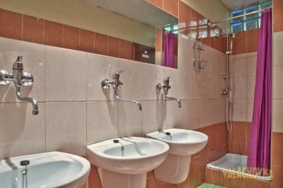Kúpeľňa so sprchovacím kútom, Chata Valachovka, Vyhne