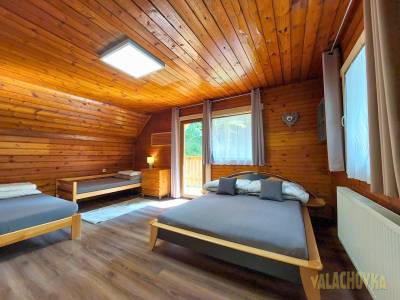 Izba č. 7 s balkónom, Chata Valachovka, Vyhne