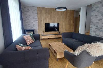 Obývačka s pohovkami a LCD TV, Chalet Prestige, Valča