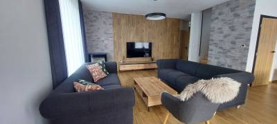 Obývačka s pohovkami a LCD TV, Chalet Prestige, Valča