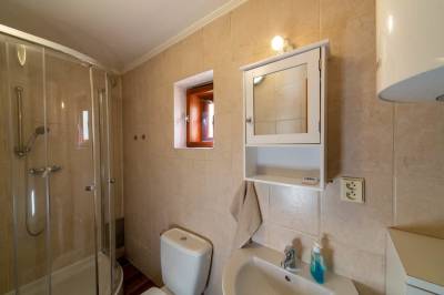 Kúpeľňa so sprchovacím kútom a WC, Drevenica Raj, Bystrička