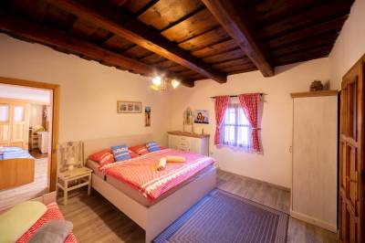 Spálňa s manželskou a 1-lôžkovou posteľou, Drevenica Raj, Bystrička