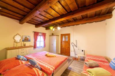 Spálňa s manželskou a 1-lôžkovou posteľou, Drevenica Raj, Bystrička