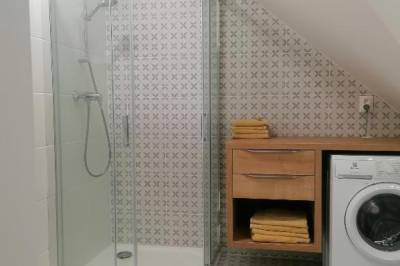 Kúpeľňa so sprchovacím kútom a práčkou, Apartmán 302 Villa Nova, Liptovský Mikuláš