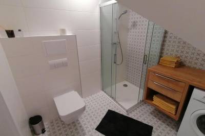 Kúpeľňa so sprchovacím kútom, WC a práčkou, Apartmán 302 Villa Nova, Liptovský Mikuláš