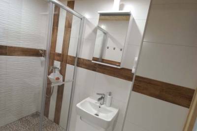 Kúpeľňa so sprchovacím kútom, Chata Dominika, Smižany