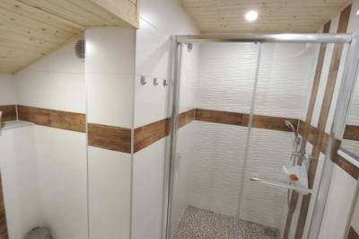 Kúpeľňa s toaletou a sprchovacím kútom, Chata Dominika, Smižany