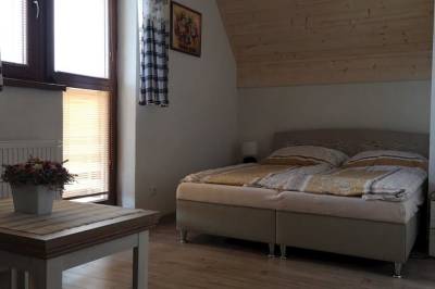 Spálňa s manželskou posteľou a prístelkou, Chata Tatry, Veľká Lomnica