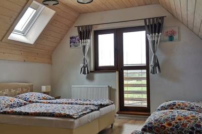 Spálňa s manželskou a dvomi 1-lôžkovými posteľami, Chata Tatry, Veľká Lomnica