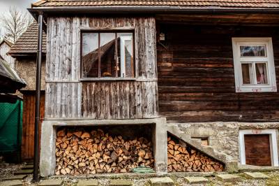 Exteriér ubytovania v obci Komjatná, Tradičná slovenská drevenica &quot;Tak ako kedysi&quot;, Komjatná