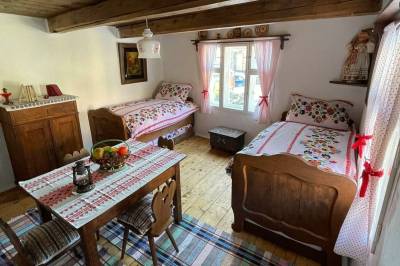 Izba s 1-lôžkovými posteľami, Tradičná slovenská drevenica &quot;Tak ako kedysi&quot;, Komjatná