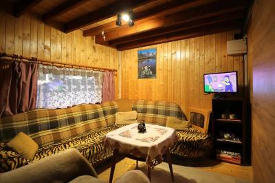 Obývačka s gaučom a TV, Chatka víkend - Kysuce, Dlhá nad Kysucou
