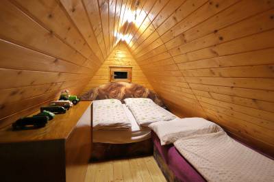 Spálňa s manželskou a 1-lôžkovou posteľou, Chatka víkend - Kysuce, Dlhá nad Kysucou
